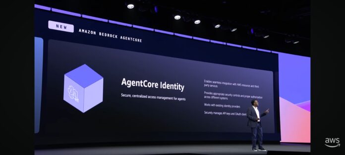 Pembicara di acara AWS Summit New York 2025 menjelaskan konsep Bedrock AgentCore Identity.