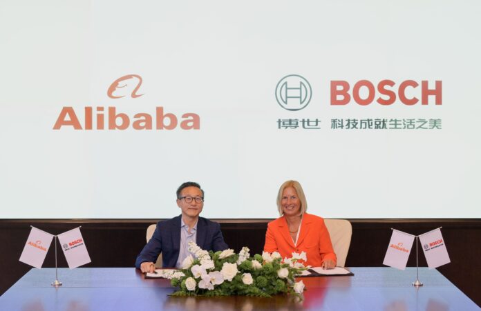 Joe Tsai (Alibaba) dan Dr. Tanja Rückert (Bosch) menandatangani kemitraan strategis untuk inovasi digital dan AI.